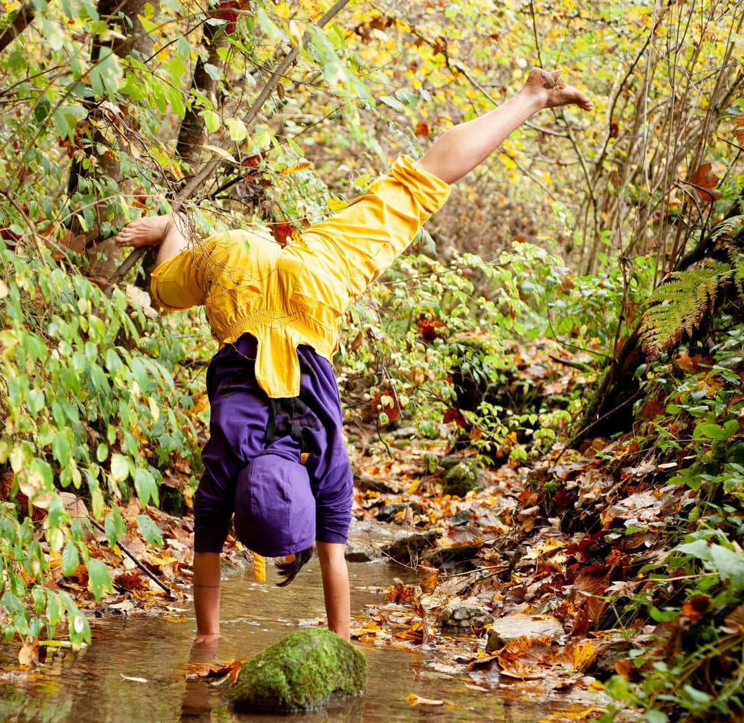 Femme qui fait une figure de cirque