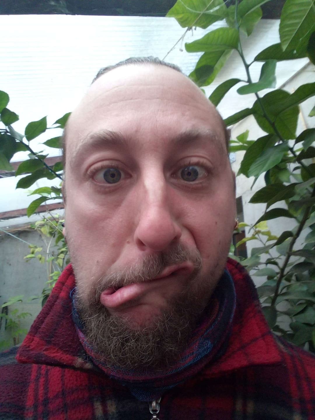 Animateur tipi des ados qui fait la grimace